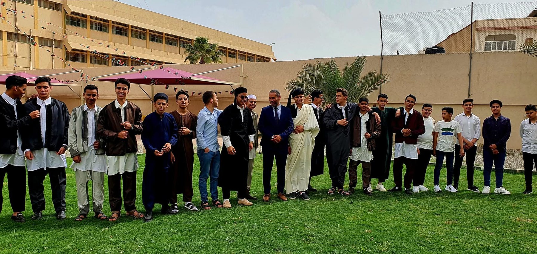 فعالية جماعية في ساحة مدرسة روافد المستقبل الحديثة