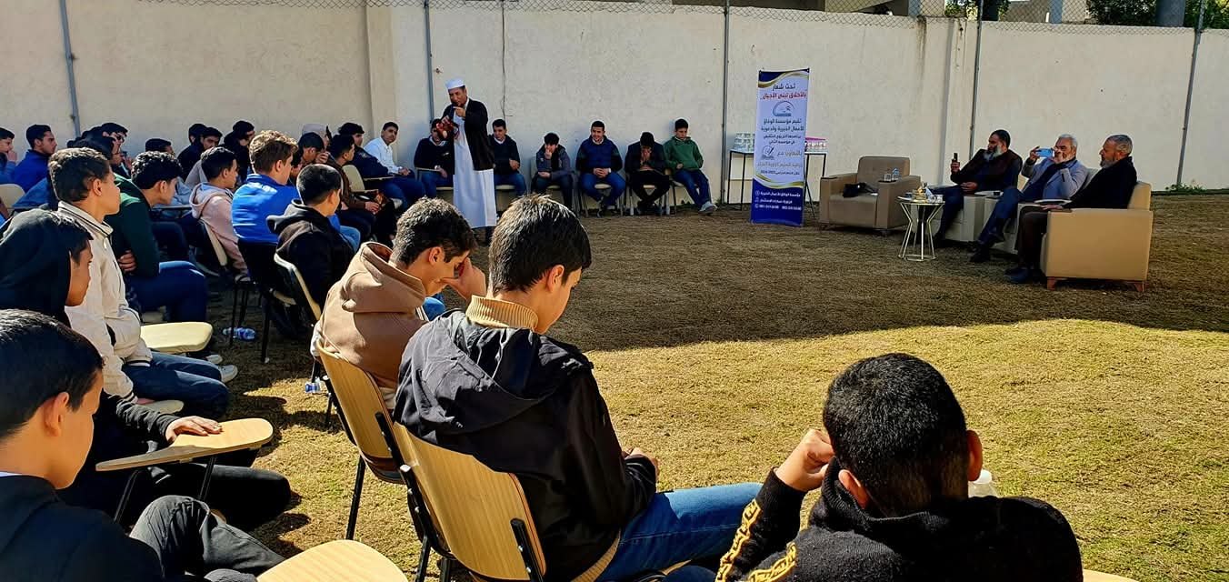 فعالية جماعية في ساحة مدرسة روافد المستقبل الحديثة