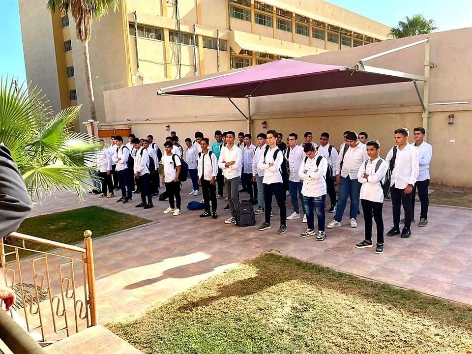 فعالية جماعية في ساحة مدرسة روافد المستقبل الحديثة