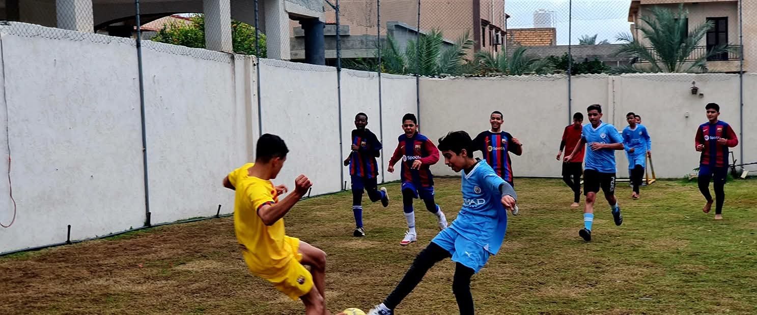 مباراة كرة قدم لطلاب مدرسة روافد المستقبل الحديثة