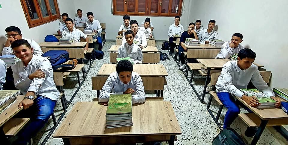طلاب داخل الفصل الدراسي بمدرسة روافد المستقبل الحديثة