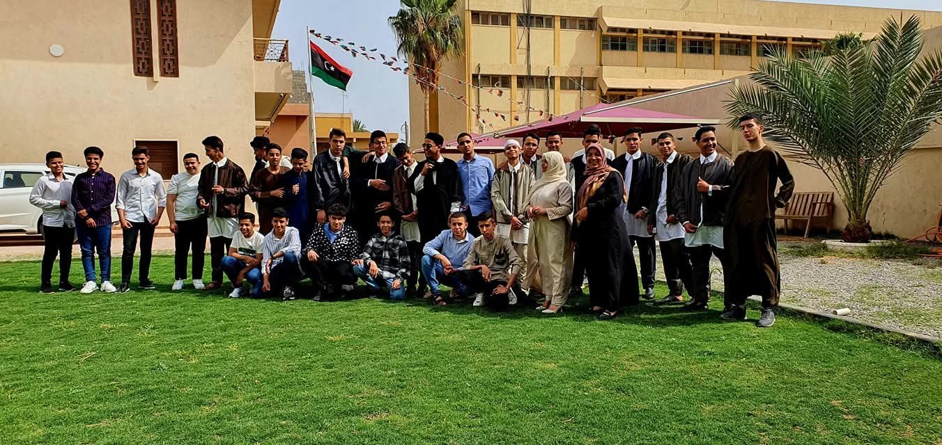 فعالية جماعية في ساحة مدرسة روافد المستقبل الحديثة