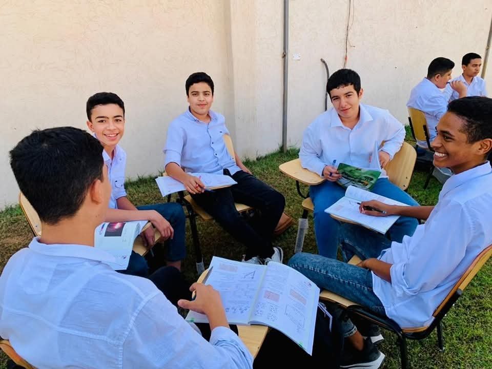طلاب يدرسون في الهواء الطلق بمدرسة روافد المستقبل الحديثة