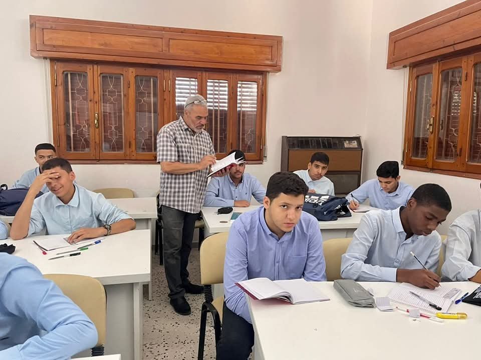 طلاب داخل الفصل الدراسي بمدرسة روافد المستقبل الحديثة