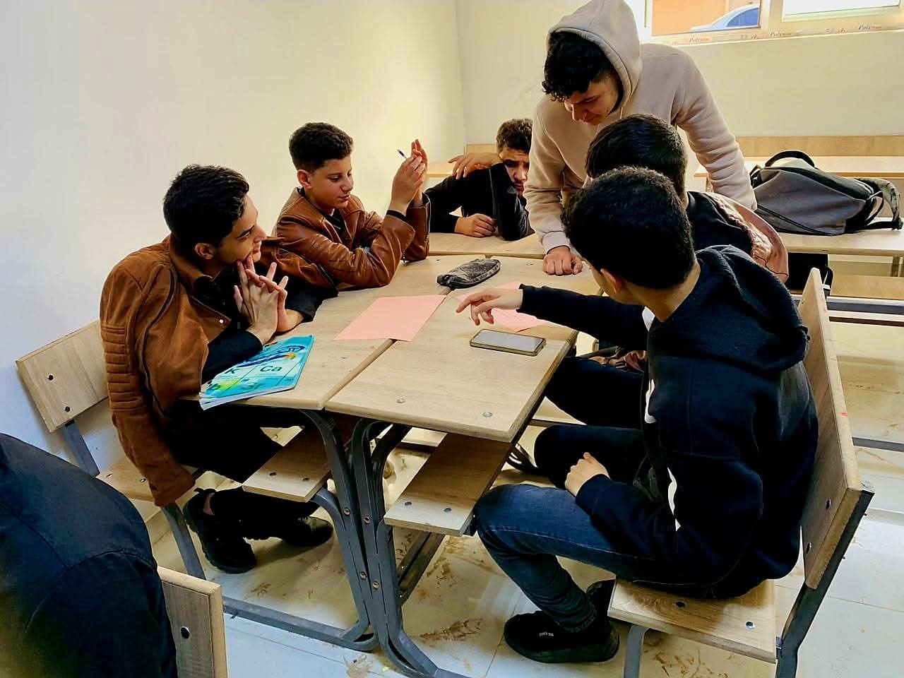 طلاب داخل الفصل الدراسي بمدرسة روافد المستقبل الحديثة