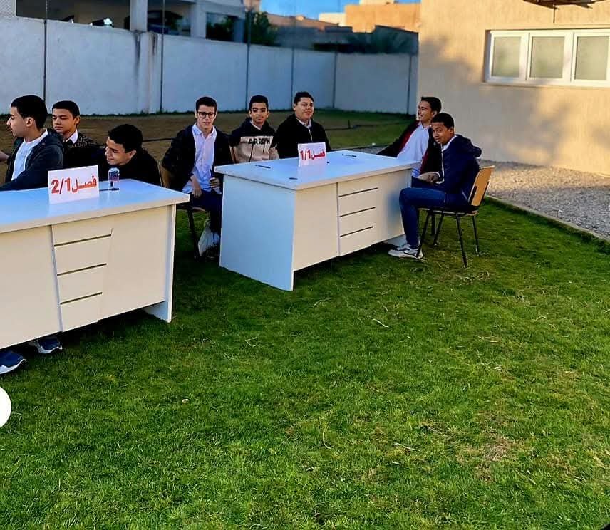 طلاب يدرسون في الهواء الطلق بمدرسة روافد المستقبل الحديثة