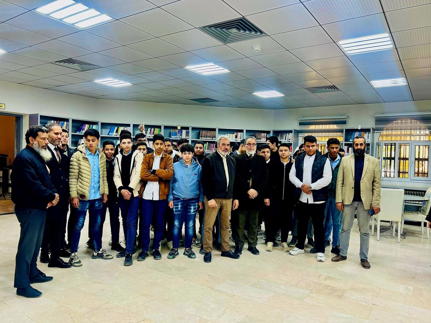 فعالية جماعية في ساحة مدرسة روافد المستقبل الحديثة