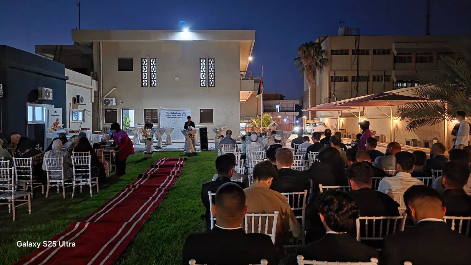 فعالية جماعية في ساحة مدرسة روافد المستقبل الحديثة