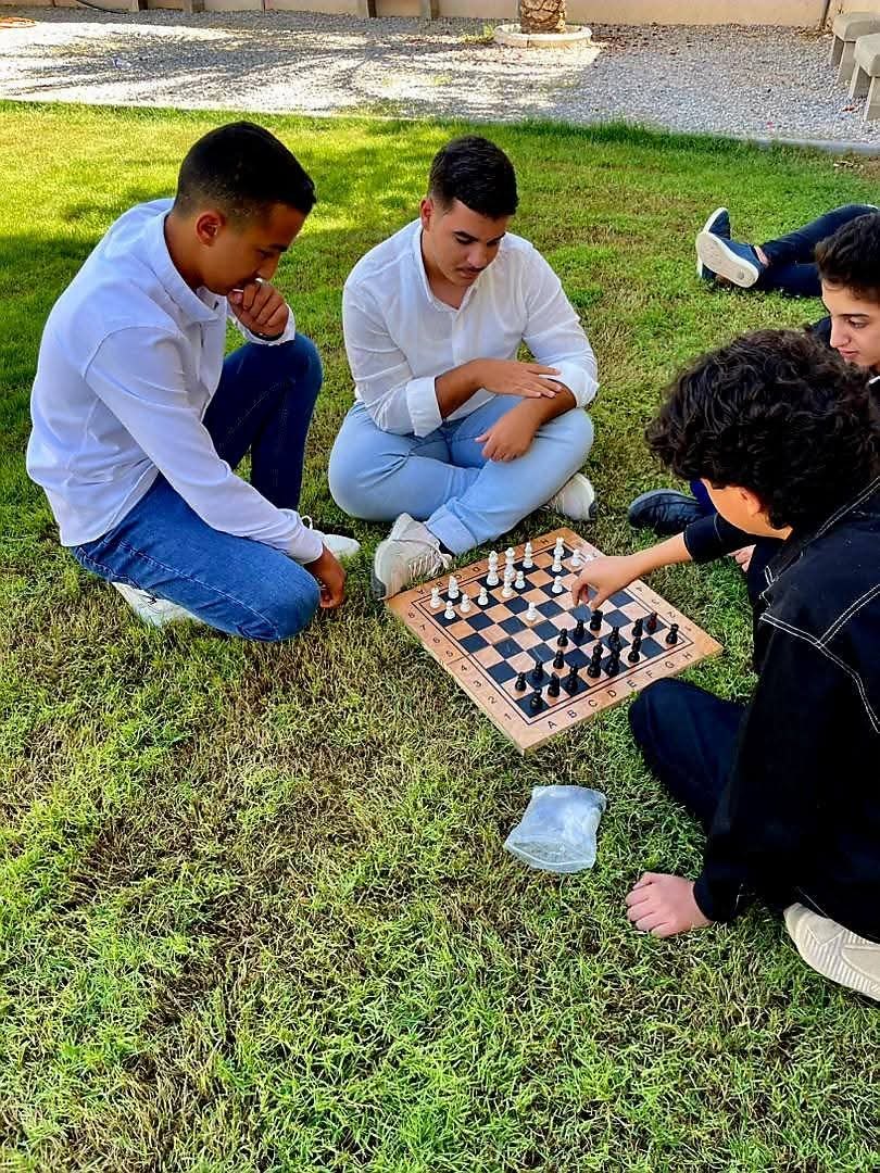 طلاب يلعبون الشطرنج في مسابقة مدرسة روافد المستقبل الحديثة