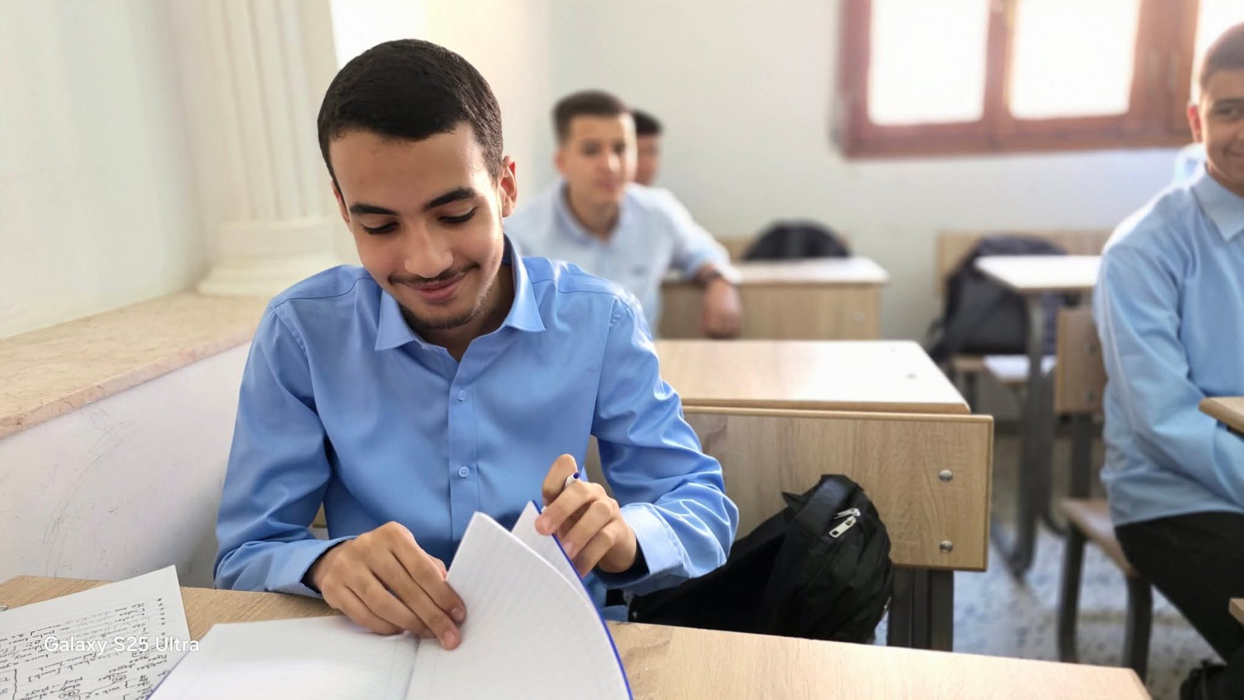 طلاب داخل الفصل الدراسي بمدرسة روافد المستقبل الحديثة