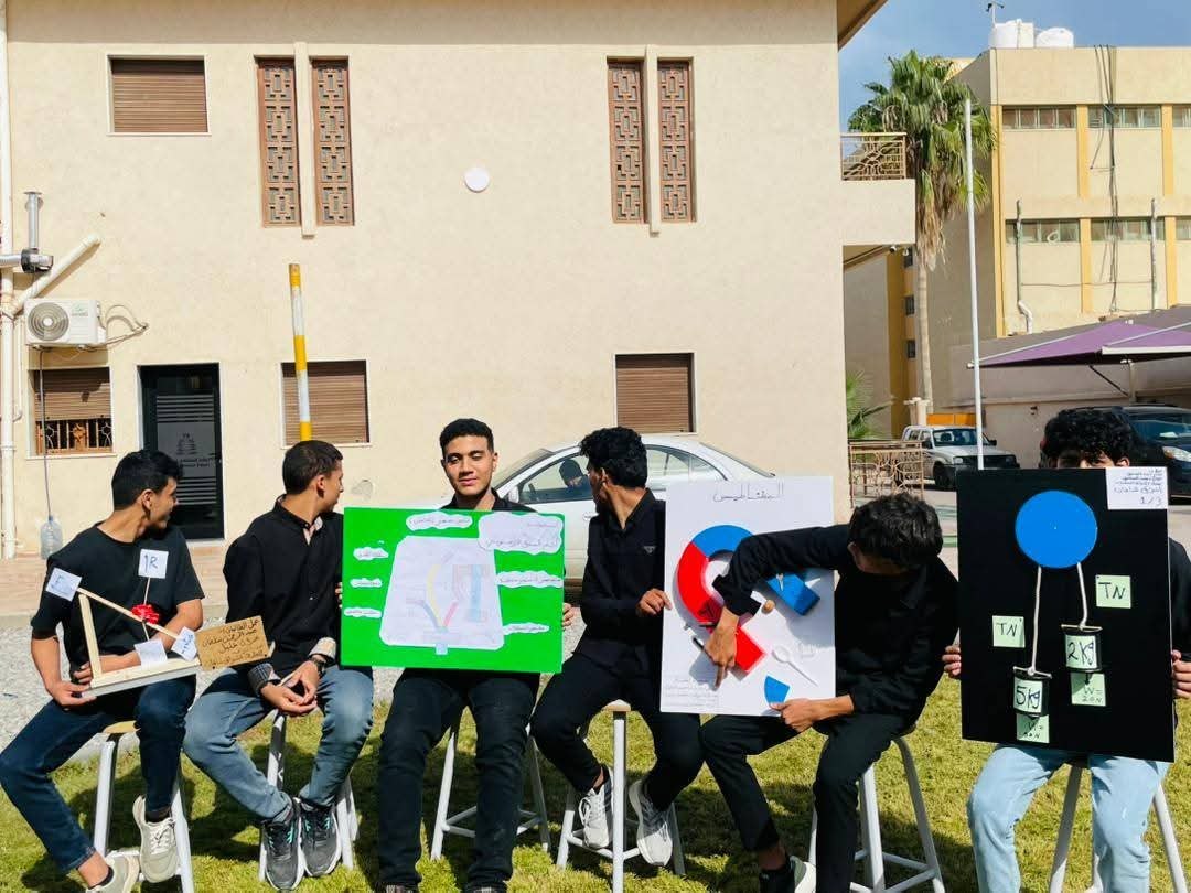 طلاب ينفذون مشروعًا علميًا بمدرسة روافد المستقبل الحديثة