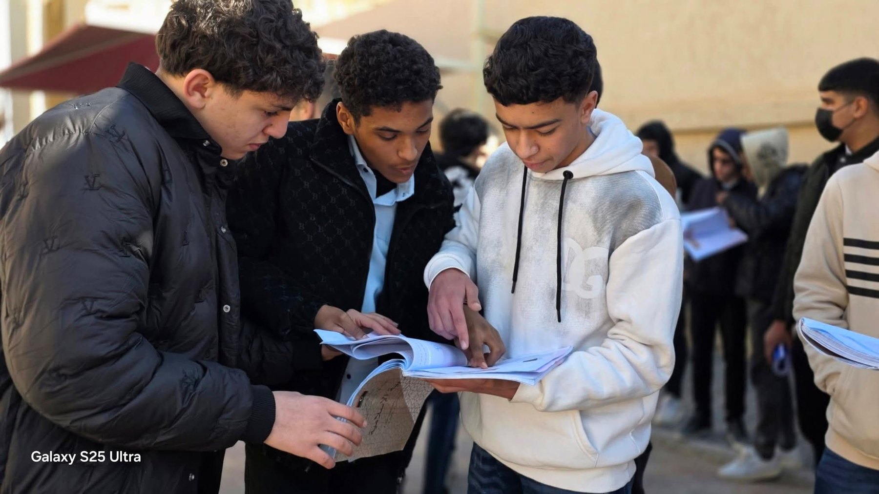 طلاب يدرسون في الهواء الطلق بمدرسة روافد المستقبل الحديثة