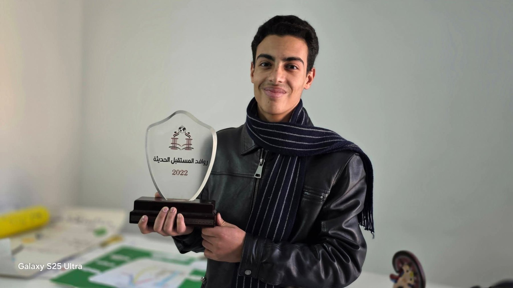تكريم طالب وتسليم شهادة بمدرسة روافد المستقبل الحديثة